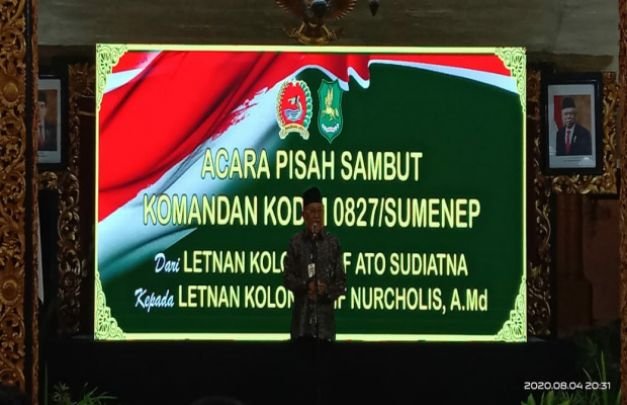 Foto: Bupati Sumenep KH Busyro Karim saat menyampaikan sambutan di acara pisah sambut Dandim