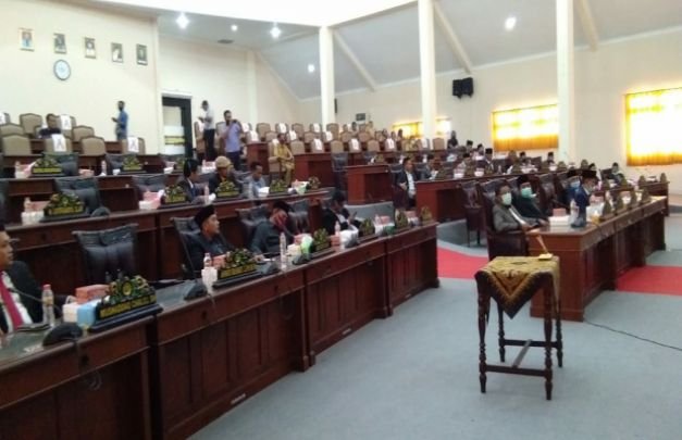 Foto : Rapat Paripurna persetujuan Raperda pertanggungjawaban APBD 2019 di Aula DPRD Sampang