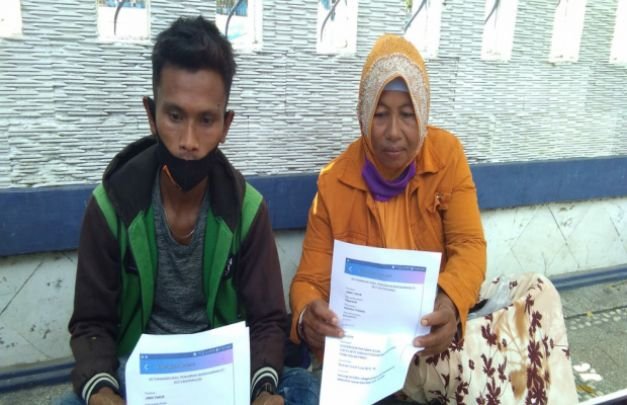 Foto : Dua KPM menjadi korban pemblokiran sepihak oleh aparat Desa Dulmatet