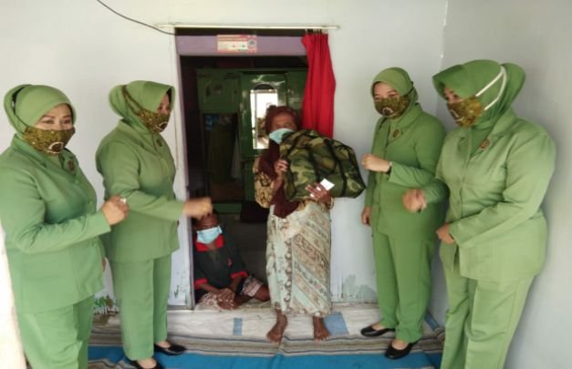Foto: Naimah Saat Dikuniungi Ketua Persit Candra Kirana PD V/ Brawijaya, Nunik Widodo