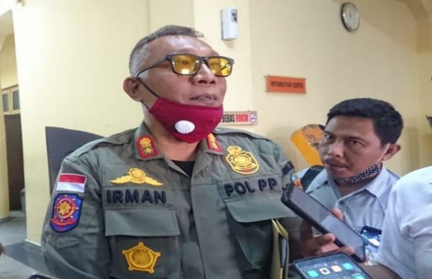 Foto : Kasatpol PP Bangkalan Irman Gunadi, saat meninggalkan ruang komisi A. 