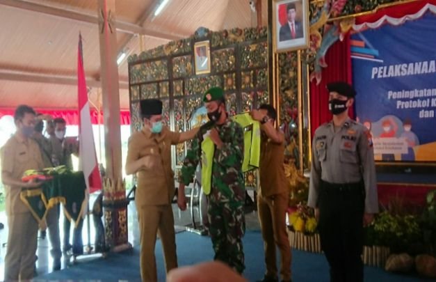 Foto : Bupati Bangkalan saat memasangkan rompi