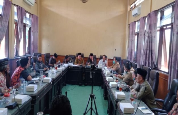 Foto: Serius, suasana rapat koordinasi di ruang Bamus DPRD Sumenep