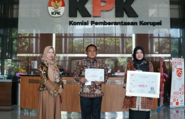 Foto : Bupati Bekasi bersama Kades Lambangsari terima penghargaan dari KPK
