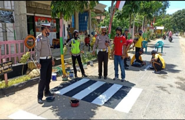 Foto: Kades Durbuk Bersama Kanit Dikyasa Saat Kerja Bakti Persipan Lomba