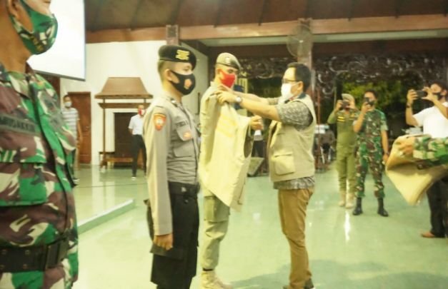 Foto: Bupati Pamekasan saat memakaikan rompi pada Team Hunter