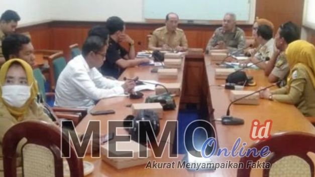 Foto : Sekdakab Sampang Yuliadi Setiawan saat pimpin rapat di aula mini Pemkab Sampang 