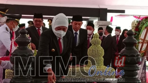 Gubernur Jatim Khofifah Indar Parawansa saat tabur bunga di makam mantan Gubernur Jatim di Sampang 