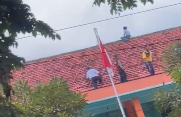 Foto : Siswa SMA yang hendak mencoba bunuh diri dan dibujuk oleh Petugas Pemadam Kebakaran, Kepolisian.