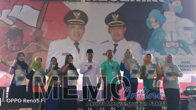 Sekdakab Sampang Yuliadi Setiawan (baju putih) dan Kadinkes Kabupaten Sampang Abdullah Najich (kaos hijau) saat fato bersama 