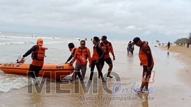 Foto: Tim SAR saat mencari korban tenggelam di pesisir Sampang 