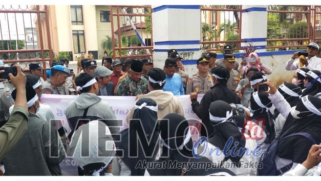 Foto : Guru Honorer melakukan aksi unjuk rasa didepan kantor DPRD Sampang 