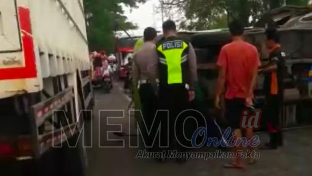 Foto : Polisi saat mengevakuasi kendaraan yang terlibat lakalantas di jalan raya Camplong Sampang 