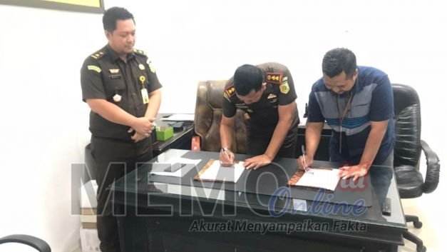Foto : Kepala Kejaksaan Negeri Sampang Budi Hartono, dan Direktur BAS Syaifullah Asik tanda tangan kerjasama 