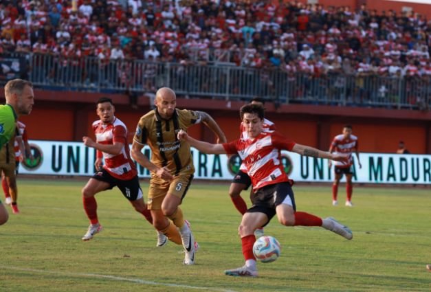 Foto: Francisco Rivera dalam laga Madura United vs Dewa United