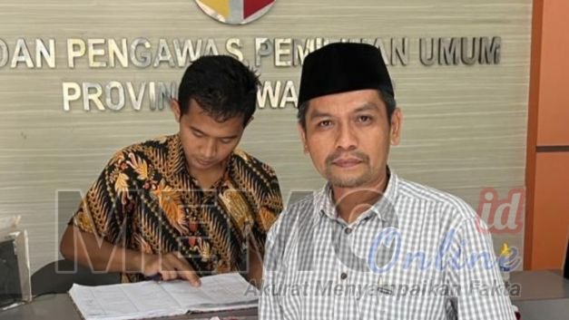 Foto : Gus Faqih (kopiah hitam) melaporkan ke Bawaslu Jatim 
