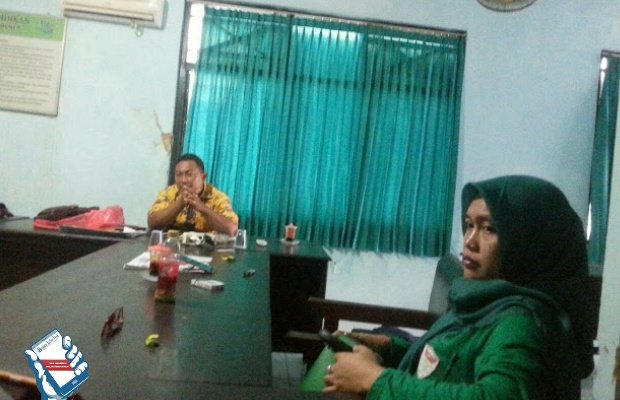 Foto: Hariani salah seorang wali siswa SDN Goa - Goa Raas, saat mendatangi kantor DPKS Sumenep