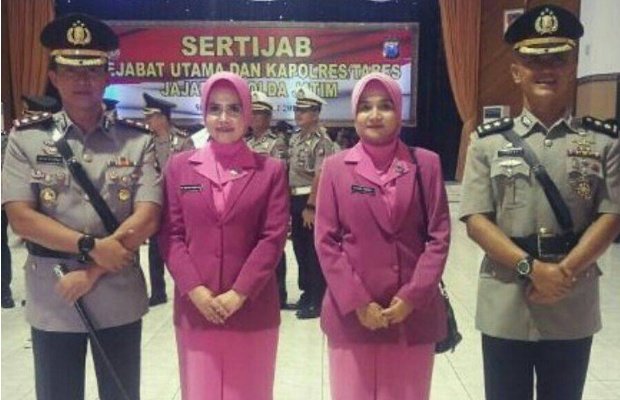Foto: Mantan Kapolres Sumenep AKBP H. Joseph Ananta Pinora, SIK., M.Si. Bersama Penggantinya  AKBP Fadillah Zulkarnaen, SIK., SH usai mengikuti sertijab di Polda Jatim