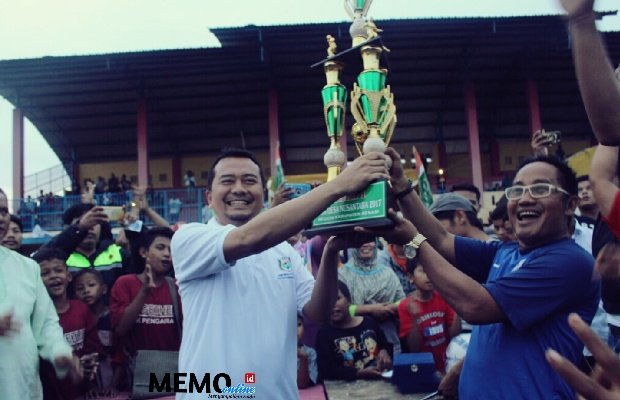 Foto: Tropy Kemenang Desa Tambun saat diserah terimakan kan oleh panitia 