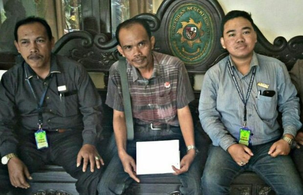 Foto: Syafrawi, SH. dkk. Kuasa hukum ahli waris Nik Diya, saat di PN Sumenep