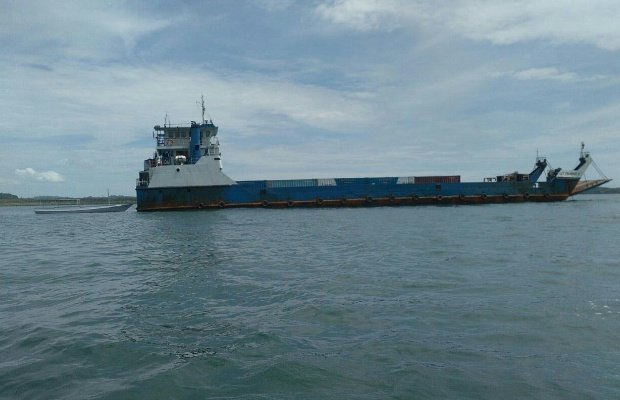 Foto: pengiriman 10 unit mesin diesel ke kepulauan oleh pln