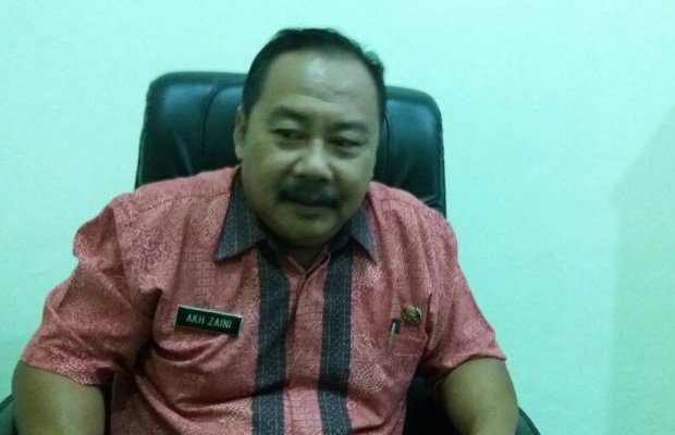 Foto: Akh. Zaini, Kepala Dispendukcapil Sumenep saat ditemui wartawan di ruang kerjanya