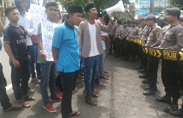 Foto: Massa GEMPAR saat demo Kejari