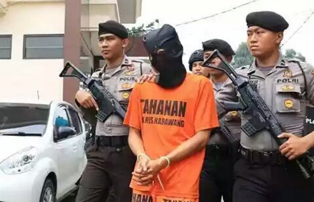 Foto: Pelaku MH Bin E saat digelandang polisi