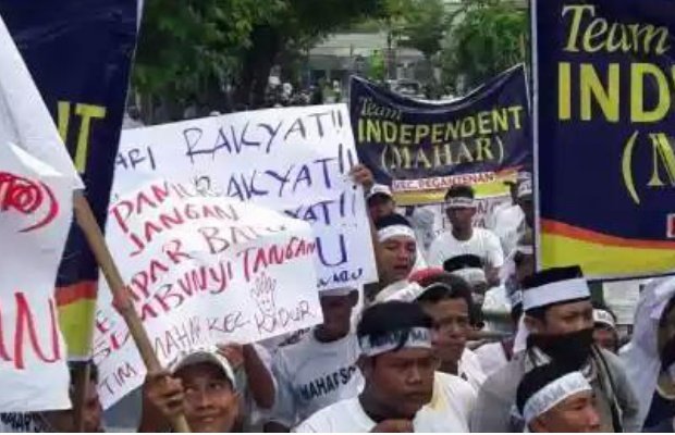 Foto: Ratusan Massa Mahar saat demo kantor panwaslu pamekasan