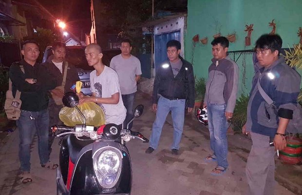 Foto: salah satu komplotan begal saat diamankan di sebuah warnet