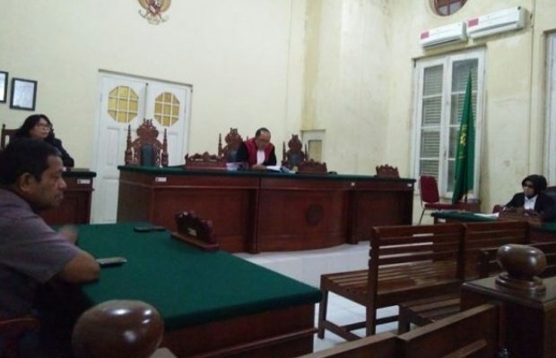 Foto: Hakim Tunggal, Basuki Wiyono saat membacakan amar putusan prapradilan gugatan pengrusakan ruko 