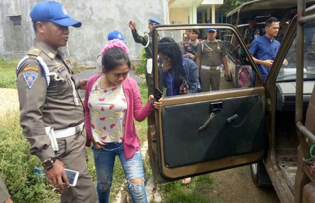 Foto. Petugas Satpol PP Pamekasan mengamankan dua pemandu karaoke