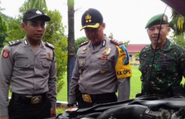 Foto: kapolres sumenep saat mengecek kesiapan personil yang akan diterjunkan dalam ops lilin 2017