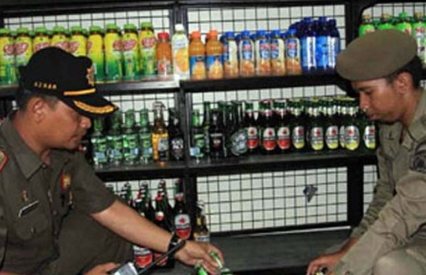 Foto: Satpol PP Makassar saat merazia warung miras