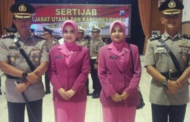 Foto: Kapolres yang lama AKPBP H Joseph Ananta Pinora saat serah terima jabatan dengan Kapolres Sumenep yang baru AKBP Fadillah Zulkarnaen di Polda jatim