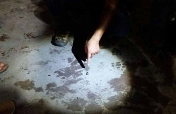 Foto: petugas saat menunjukkan lokasi ledakan bom