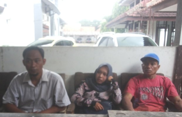 Foto: korban perampasan debt collector saat diwawancarai media, Selasa (2/1/2018)