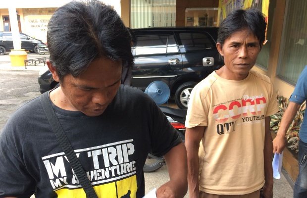 Foto: Warga Silo usai melaporkan kadesnya ke polisi