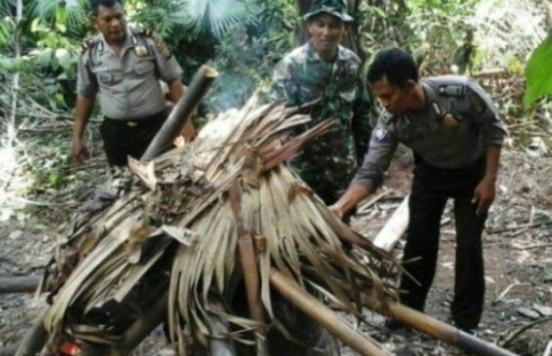 Foto: TNI-Polri Makassar Musnahkan Alat Pembuat Miras Cap Tikus