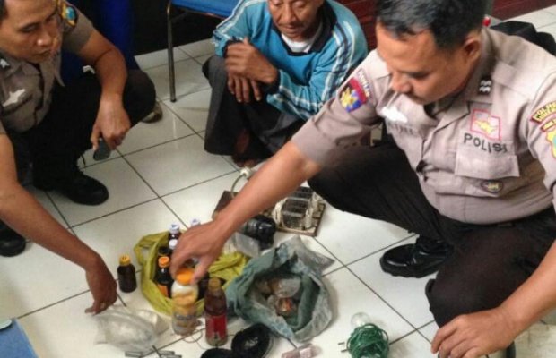 Foto: Petugas Saat Menunjukkan BB Handak