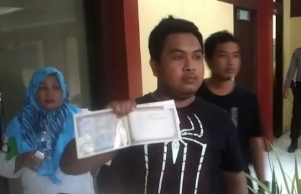 Foto: Korban pengerorokan menunjukkan duplikat BPBK miliknya.