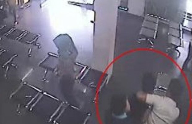 Foto:Rekaman video penganiayaan dua oknum karyawan adira