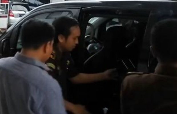 Foto: Ketua DPRD Jember saat akan dibawa ke tahanan