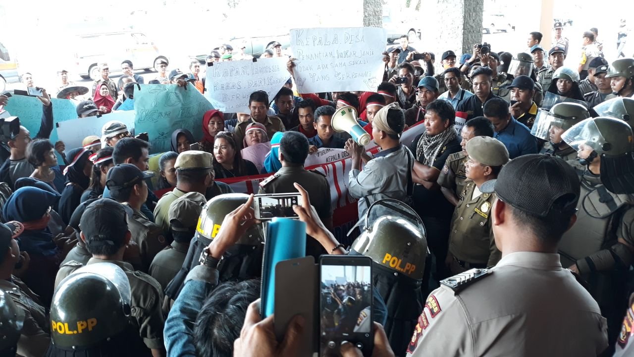 Foto: Ratusan massa saat demo ke Kejari OKU