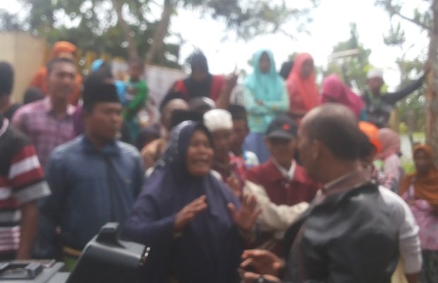 Foto: puluhan warga pakondang saat mendatangi mapolsek rubaru
