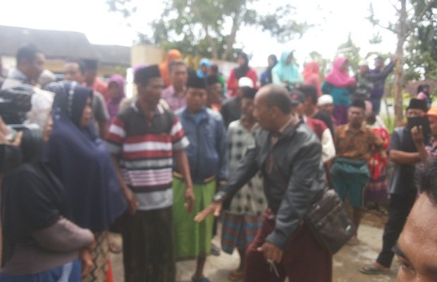 Foto: Warga Pakondang saat mendatangi Mapolsek Rubaru