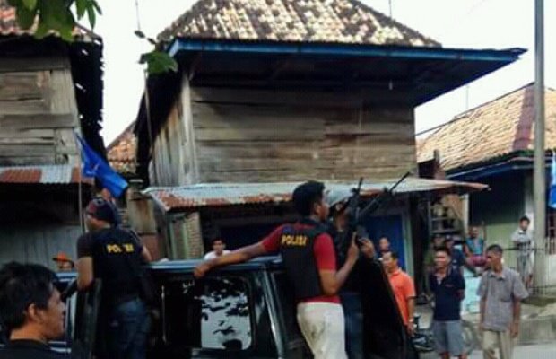 Foto : Suasana penggerebekan rumah bandar narkoba di PALI
