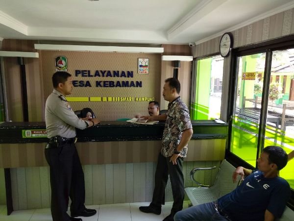 Bripka Beny Sukma Rachmad saat berkunjung di balai desa