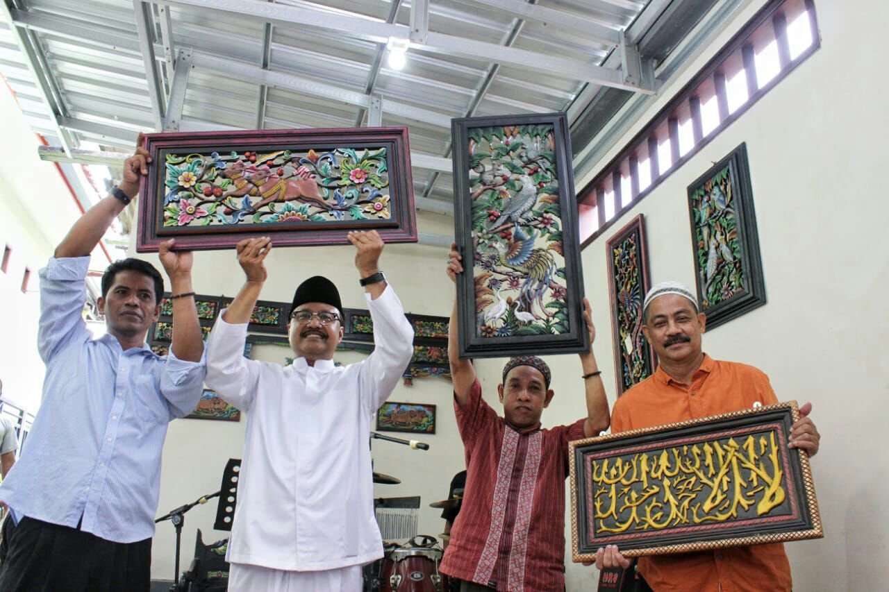 Foto: Gus Ipul Bersama pengrajin ukir di Desa Karduluk Sumenep