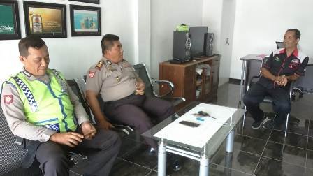 Foto : Kepolsek Glagah, Kabupaten Banyuwangi, AKP Muhamad Ibnu Mas’ud melakukan dialogis di rumah salah satu rumah tokoh masyarakat